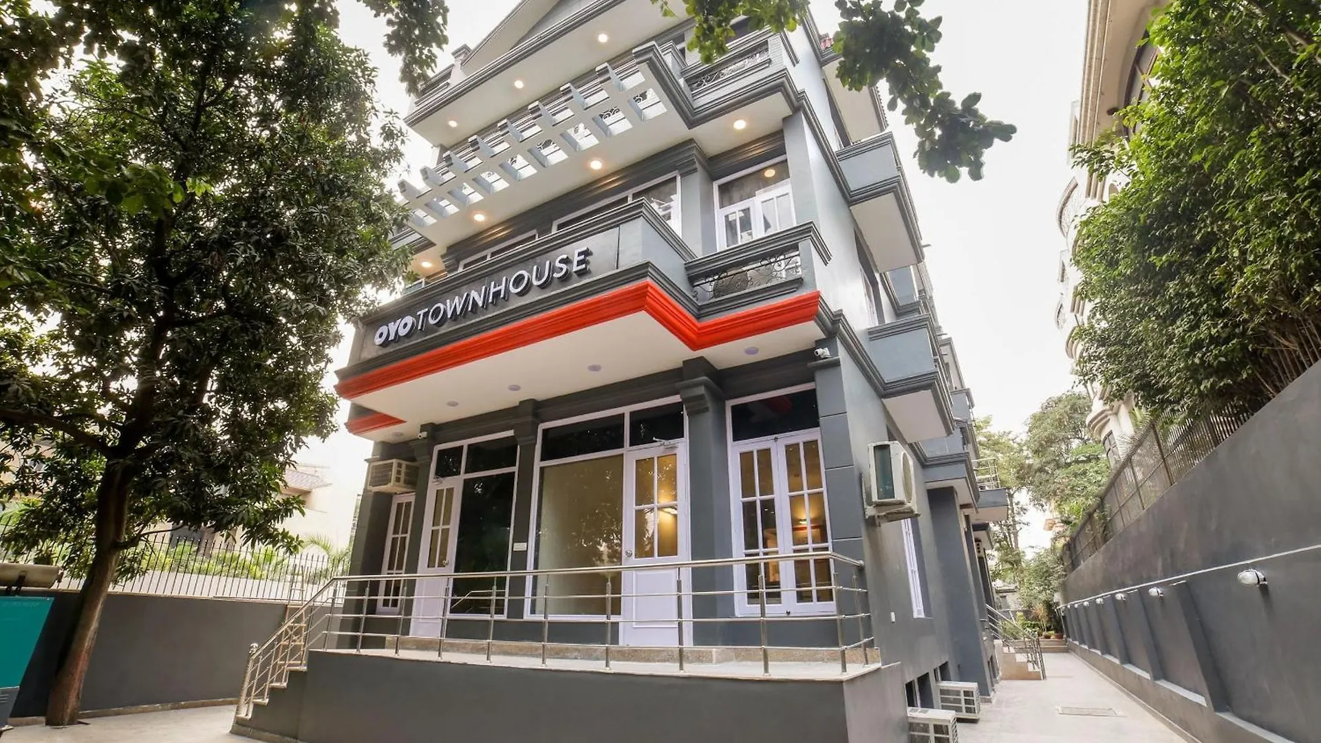 **** Hotel Townhouse 330 Dlf Phase-2 Near Leisure Valley Park Gurgaon India
