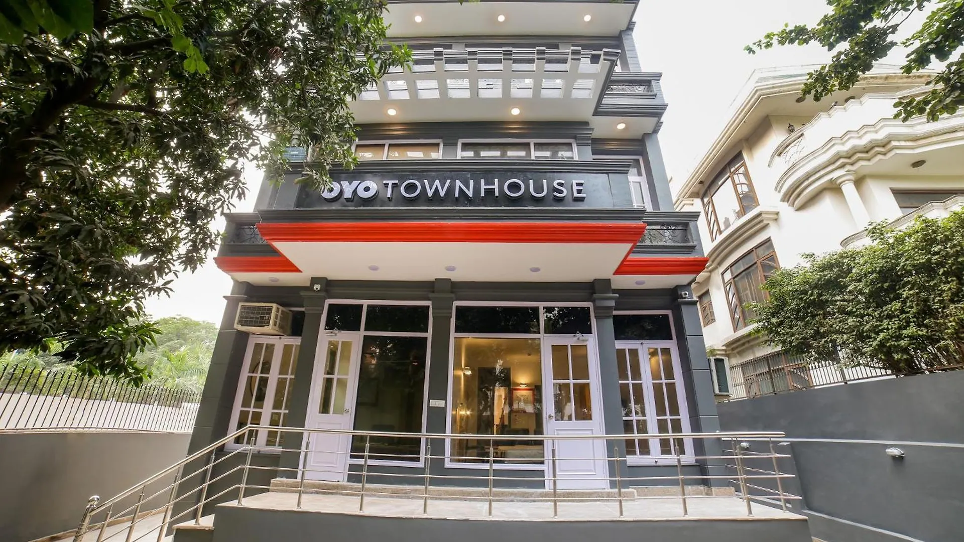 Hotel Townhouse 330 Dlf Phase-2 Near Leisure Valley Park Gurgaon