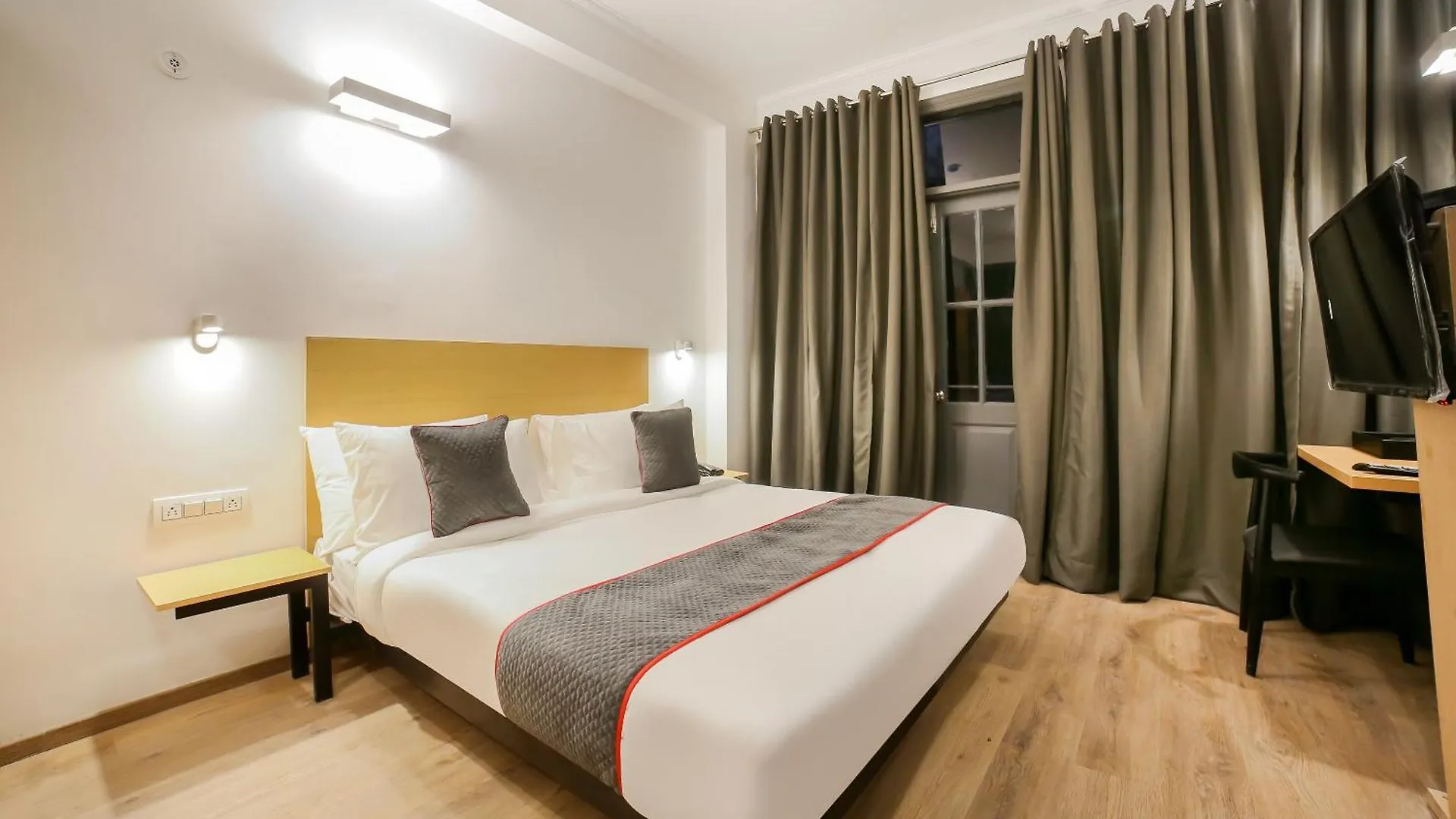 **** Hotel Townhouse 330 Dlf Phase-2 Near Leisure Valley Park Gurgaon India